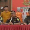 Kajari Bireuen, Munawal Hadi didampingi pejabatnya saat menyampaikan keterangan terkait kasus korupsi dana simpan pinjam PNPM Mandiri Kecamatan Gandapura, Selasa (24/10/2023).