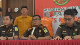 Kajari Bireuen, Munawal Hadi didampingi pejabatnya saat menyampaikan keterangan terkait kasus korupsi dana simpan pinjam PNPM Mandiri Kecamatan Gandapura, Selasa (24/10/2023).