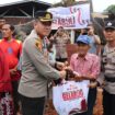 Kapolres Sabang, AKBP Erwan saat memberikan bantuan sembako dari alumni Akabri 90, Rabu (25/10/2023).
