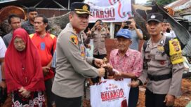 Kapolres Sabang, AKBP Erwan saat memberikan bantuan sembako dari alumni Akabri 90, Rabu (25/10/2023).