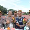 Dir Binmas Polda Aceh, Kombes Pol Sugeng Hadi Sutrisno bersama pejabat lainnya saat menikmati minuman jahe Bhabinkamtibmas Polsek Kutaraja, Bripka Ibnu di Lapangan Mapolda Aceh, Banda Aceh, Rabu (25/10/2023).