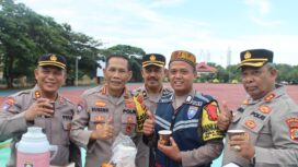 Dir Binmas Polda Aceh, Kombes Pol Sugeng Hadi Sutrisno bersama pejabat lainnya saat menikmati minuman jahe Bhabinkamtibmas Polsek Kutaraja, Bripka Ibnu di Lapangan Mapolda Aceh, Banda Aceh, Rabu (25/10/2023).