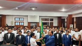 Penyerahan Petaka oleh Ketua Asosiasi Provinsi Aceh, M. Nazir Adam kepada Ketua Askab PSSI Aceh Jaya yang T. Reza Fahlevi usai dilantik, Rabu (8/11/2023) (Foto untuk AJP)