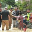 Pj Bupati Aceh Jaya, Nurdin tinjau lokasi banjir di Kecamatan Pasie Raya, Selasa (21/11/2023).