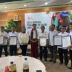 Abdul Hadi pengurus PMI Aceh Jaya dan juga Ketua Aceh Jaya Manggrove Institut (AMI) dua dari kiri saat menerima penghargaan  pengurangan resiko bencana berbasis masyarakat (Center Of Excellence) di Kantor Bupati Manggarai, NTT, Selasa (21/11/2023).