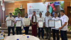 Abdul Hadi pengurus PMI Aceh Jaya dan juga Ketua Aceh Jaya Manggrove Institut (AMI) dua dari kiri saat menerima penghargaan  pengurangan resiko bencana berbasis masyarakat (Center Of Excellence) di Kantor Bupati Manggarai, NTT, Selasa (21/11/2023).