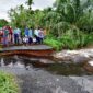 Gorong-gorong penghubung jalan antar desa di Gampong Kuala Bakong putus akibat diterjang banjir, Rabu (22/11/2023) pagi. (kiriman warga)
