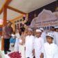 Sekda Aceh Jaya, T Reza Fahlevi menyantuni anak yatim pada peringatan maulid akbar di SD Negeri 2 Calang, Kamis (30/11/2023).