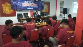 Para peserta sedang mendengarkan pemaparan materi saat mengikuti Pelatihan Media Center digelar oleh PWI Aceh Jaya berlangsung di Aula Koni setempat, Sabtu (30/12/2023) (Foto AJP)