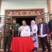 Pj Bupati Aceh Jaya, Dr Nurdin di Saksikan Forkopimda setempat menandatangani nota kesepakatan peresmian Meseum Uang Sumatera di Aceh Jaya di areal kantor Bupati, Kamis (21/12/2023) (Foto AJP/Ilham)