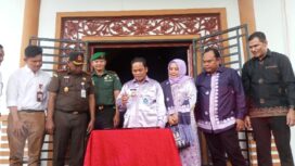 Pj Bupati Aceh Jaya, Dr Nurdin di Saksikan Forkopimda setempat menandatangani nota kesepakatan peresmian Meseum Uang Sumatera di Aceh Jaya di areal kantor Bupati, Kamis (21/12/2023) (Foto AJP/Ilham)