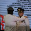 Penjabat Gubernur Banten, Dr. Al Muktabar mengambil sumpah dan melantik mantan Pj Bupati Aceh Jaya, Nurdin sebagai Pj Walikota Tanggerang di pendopo Gubernur Banten, Selasa (26/12/2023) (Foto untuk AJP)