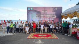 Kepala Dinas Pariwisata, Ekonomi Kreatif, Kepemudaan dan Olahraga Aceh Jaya, Menerima tamu Finish dalam Kegiatan Aceh Cycling Tourism 2023 pada Minggu (20/8/2023) (Foto untuk AJP)