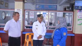 Pj Bupati Aceh Jaya, Murtala saat mengunjungi Disdukcapil kabupaten setempat, Rabu (10/1/2024) (Foto untuk AJP)