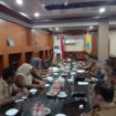 Pj Bupati Aceh Jaya, Dr. A. Murtala, M.Si., memimpin Rapat Evaluasi Kegiatan Tahap Awal yang bersumber Dana Otsus, DAK & DAU Tahun 2024 di Ruang Rapat Bupati, Selasa (23/01/2023) (Foto/Prokopim)