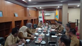 Pj Bupati Aceh Jaya, Dr. A. Murtala, M.Si., memimpin Rapat Evaluasi Kegiatan Tahap Awal yang bersumber Dana Otsus, DAK & DAU Tahun 2024 di Ruang Rapat Bupati, Selasa (23/01/2023) (Foto/Prokopim)