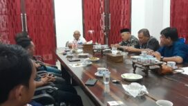 Pj Bupati Aceh Jaya, Murtala saat silaturrahmi bersama awak media yang tergabung dalam Persatuan Wartawan Indonesia (PWI) Kabupaten Aceh Jaya di pendopo bupati setempat, Selasa (9/1/2024) (Foto untuk AJP)