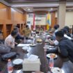 Penjabat ( Pj ) Bupati Aceh Jaya, Dr. A Murtala menerima Audiensi Dewan Pengurus Daerah Komite Nasional Pemuda Indonesia (KNPI) Aceh Jaya di ruang Kerja, Selasa (2/1/2024) (Foto AJP/Zahlul Akbar)