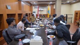 Penjabat ( Pj ) Bupati Aceh Jaya, Dr. A Murtala menerima Audiensi Dewan Pengurus Daerah Komite Nasional Pemuda Indonesia (KNPI) Aceh Jaya di ruang Kerja, Selasa (2/1/2024) (Foto AJP/Zahlul Akbar)