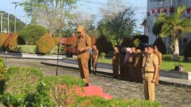 Pj Bupati Aceh Jaya, Dr. A. Murtala memimpin apel gabungan Aparatur Sipil Negara (ASN) di halaman Kantor Bupati Aceh Jaya, Selasa (02/01/2024) (Foto Prokopim)