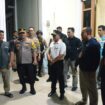 Pj Bupati Aceh Jaya, Dr. A. Murtala bersama Kapolres Aceh Jaya, AKBP Andy Sumarta dan unsur Forkopimda melakukan pengecekan logistik pemilu yang baru tiba di Gudang Komisi Independen Pemilihan (KIP) Kabupaten Aceh Jaya, Selasa (02/01/2024) (Foto Prokopim)