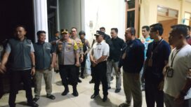 Pj Bupati Aceh Jaya, Dr. A. Murtala bersama Kapolres Aceh Jaya, AKBP Andy Sumarta dan unsur Forkopimda melakukan pengecekan logistik pemilu yang baru tiba di Gudang Komisi Independen Pemilihan (KIP) Kabupaten Aceh Jaya, Selasa (02/01/2024) (Foto Prokopim)