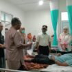 Penjabat (Pj) Bupati Aceh Jaya, Dr. A. Murtala berbincang dengan dokter saat melakukan inspeksi mendadak (sidak) RSUD Teuku Umar Calang, Selasa (02/01/2024) (Foto untuk AJP)