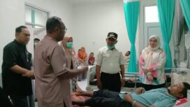 Penjabat (Pj) Bupati Aceh Jaya, Dr. A. Murtala berbincang dengan dokter saat melakukan inspeksi mendadak (sidak) RSUD Teuku Umar Calang, Selasa (02/01/2024) (Foto untuk AJP)