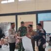 Penjabat Bupati Aceh Jaya, Dr. A. Murtala, M.Si, melakukan pengecekan proses sortir dan pelipatan surat suara untuk pemilu 2024 di gudang logistik pemilu KIP Aceh Jaya, Senin (8/1/2024) (Foto untuk AJP)