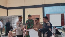 Penjabat Bupati Aceh Jaya, Dr. A. Murtala, M.Si, melakukan pengecekan proses sortir dan pelipatan surat suara untuk pemilu 2024 di gudang logistik pemilu KIP Aceh Jaya, Senin (8/1/2024) (Foto untuk AJP)