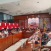 Pj Bupati Aceh Jaya, Dr Murtala memimpin Sosialisasi/Market Sounding Etalase Produk Pekerjaan Pembangunan/Presevasi Jalan dan Jembatan pada Katalog Elektronik Lokal Kabupaten Aceh Jaya di Ruang Media Center lantai III Setdakab Aceh Jaya, Senin (8/01/2024) (Foto untuk AJP)