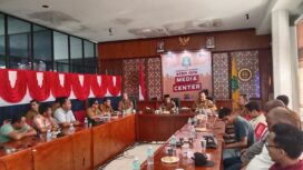 Pj Bupati Aceh Jaya, Dr Murtala memimpin Sosialisasi/Market Sounding Etalase Produk Pekerjaan Pembangunan/Presevasi Jalan dan Jembatan pada Katalog Elektronik Lokal Kabupaten Aceh Jaya di Ruang Media Center lantai III Setdakab Aceh Jaya, Senin (8/01/2024) (Foto untuk AJP)