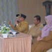 Pj Bupati Aceh Jaya Dr. A. Murtala memberikan arahan dan pesan saat melakukan kunjungan kerja dan silaturahmi ke Dinas Kesehatan kabupaten setempa, Selasa (09/01/2024) (Foto untuk AJP)