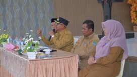 Pj Bupati Aceh Jaya Dr. A. Murtala memberikan arahan dan pesan saat melakukan kunjungan kerja dan silaturahmi ke Dinas Kesehatan kabupaten setempa, Selasa (09/01/2024) (Foto untuk AJP)