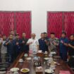 Pengurus PWI Aceh Jaya dengan Pj Bupati Aceh Jaya, Dr. A. Murtala di pendopo bupati, Selasa malam (9/1/2024) (Foto untuk AJP)