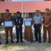 Pj Bupati Aceh Jaya, Dr A Murtala memberikan perghargaan kepada Aparatur Sipil Negara (ASN) yang terpilih sebagai jabatan Pengawas Terbaik Daerah dan mewakili Provinsi Aceh di tingkat nasional, Selasa (16/1/2024) (Foto untuk AJP)