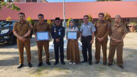 Pj Bupati Aceh Jaya, Dr A Murtala memberikan perghargaan kepada Aparatur Sipil Negara (ASN) yang terpilih sebagai jabatan Pengawas Terbaik Daerah dan mewakili Provinsi Aceh di tingkat nasional, Selasa (16/1/2024) (Foto untuk AJP)