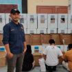 Ketua Panwaslih Aceh Jaya, Muhammad Afzal saat melakukan pengawasan di gudang logistik KIP Aceh Jaya, Minggu (21/1/2024) (Foto untuk AJP)