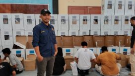 Ketua Panwaslih Aceh Jaya, Muhammad Afzal saat melakukan pengawasan di gudang logistik KIP Aceh Jaya, Minggu (21/1/2024) (Foto untuk AJP)