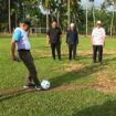 Pj Bupati Aceh Jaya, Dr Murtala melakukan penendangan bola pertama sebagai tanda pembukaan turnamen bola kaki HUT pemuda 7 Gampong dalam Mukim persiapan Panga Pucok, Sabtu (20/1/2024) (Foto/Kominsa)