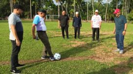 Pj Bupati Aceh Jaya, Dr Murtala melakukan penendangan bola pertama sebagai tanda pembukaan turnamen bola kaki HUT pemuda 7 Gampong dalam Mukim persiapan Panga Pucok, Sabtu (20/1/2024) (Foto/Kominsa)