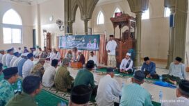 Pj Bupati Aceh Jaya, Dr Murtala memberikan sambutan pada acara Majelis Ta'lim di Masjid Keude Krueng Sabee, Minggu (21/1/2024) (Foto untuk AJP)