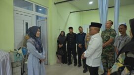 Pj Bupati Aceh Jaya Dr. A Murtala, M. Si bersama Istrinya, Mahdalena SE, MSM melakukan kunjungan ke Puskesmas Lamno untuk pastikan pelayanan prima kepada masyarakat setempat, Jumat (26/1/2024) (Foto untuk AJP)