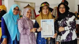 Pj Ketua Dekranasda Kabupaten Aceh Jaya, Mahdalena melakukan tinjauan di galeri Dekranasda Aceh Jaya dan beberapa pelaku usaha UMKM dalam Kabupaten, Kamis (11/01/2024) (Foto/Kominsa)