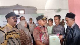 Penjabat (Pj.) Bupati Aceh Jaya, Dr. A. Murtala, M.Si, menyerahkan sertifikat hak atas tanah Pendaftaran Tanah Sistematis Lengkap (PTSL) secara simbolis kepada masyarakat Desa Alue Pande, Kecamatan Panga, Kamis (11/01/2024) (Foto untuk AJP)