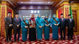 Penjabat Ketua TP PKK Aceh Ayu Marzuki, melantik Mahdalena sebagai Ketua TP PKK Kabupaten Aceh Jaya, di restauran Meuligoe Gubernur Aceh, Senin (15/1/2024) (Foto untuk AJP)