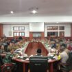 Pj Bupati Aceh Jaya, Dr. A. Murtala, memimpin rapat koordinasi yang melibatkan Kepala Daerah, Forkopimda, Forkopimcam dan Penyelenggara Pemilu Tahun 2024 di Aula Lantai III Setdakab Aceh Jaya, Selasa (16/01/2024) (Foto untuk AJP)