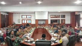 Pj Bupati Aceh Jaya, Dr. A. Murtala, memimpin rapat koordinasi yang melibatkan Kepala Daerah, Forkopimda, Forkopimcam dan Penyelenggara Pemilu Tahun 2024 di Aula Lantai III Setdakab Aceh Jaya, Selasa (16/01/2024) (Foto untuk AJP)