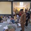 Penjabat Bupati Aceh Jaya, Dr. A. Murtala melakukan pengecekan proses sortir dan pelipatan surat suara untuk pemilu 2024 di gudang logistik pemilu KIP Aceh Jaya, Senin (8/1/2024) (Foto untuk AJP)