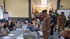 Penjabat Bupati Aceh Jaya, Dr. A. Murtala melakukan pengecekan proses sortir dan pelipatan surat suara untuk pemilu 2024 di gudang logistik pemilu KIP Aceh Jaya, Senin (8/1/2024) (Foto untuk AJP)